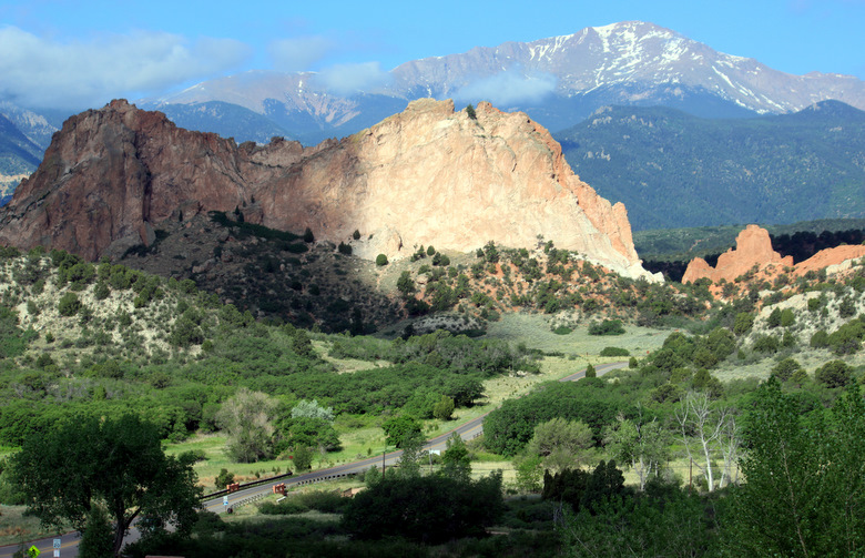 garden of the gods rock formations and pikes peak in background